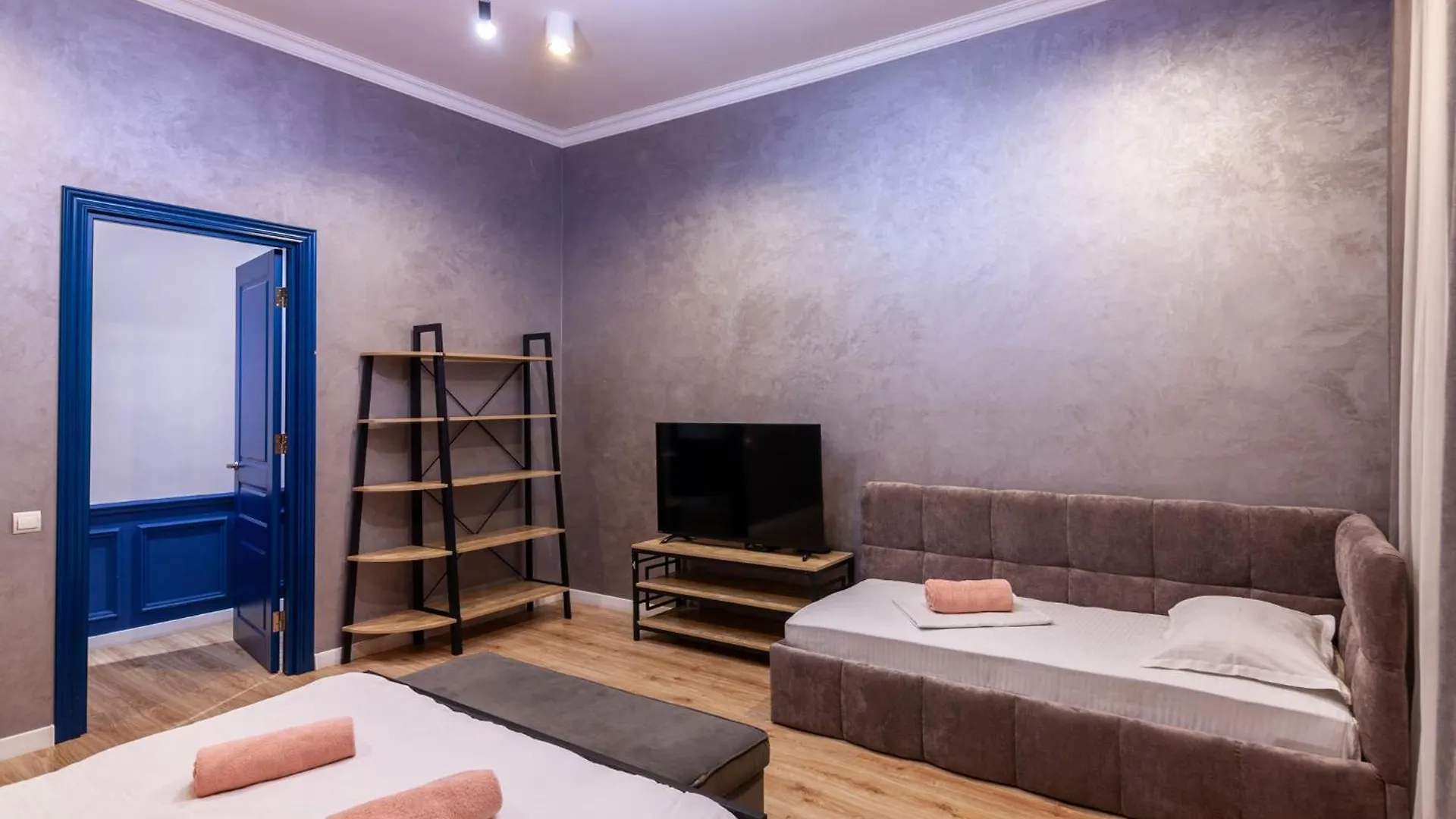 Leogrand Three Bedrooms Vip Apartments On Kniazia Romana 12 Lviv