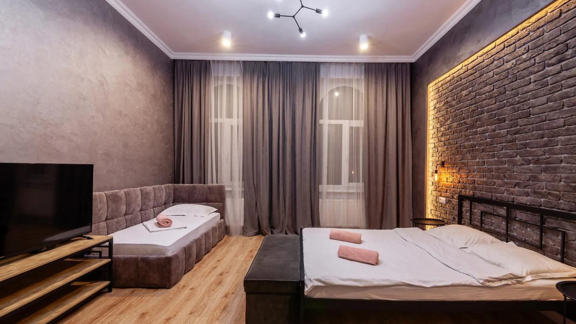 Leogrand Three Bedrooms Vip Apartments On Kniazia Romana 12 Lviv 0*,